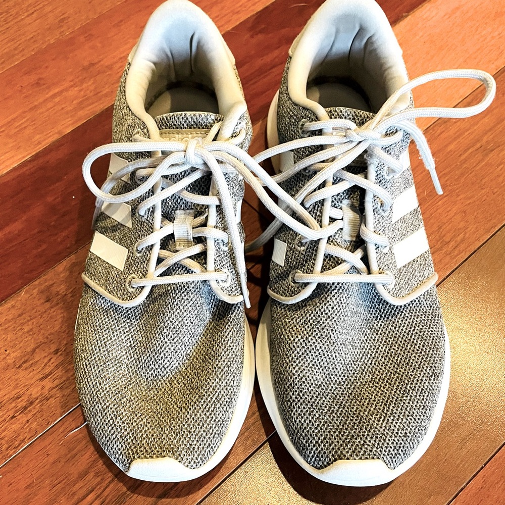 Adidas EUC- Women’s grey/white striped! 💥😁
